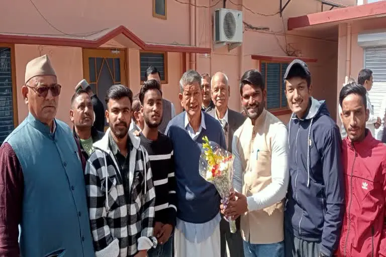 मसूरी उत्‍तराखंड न्यूज़ : हरीश रावत से मिले मसूरी छात्र संघ पदाधिकारियों ने सौंपा मांग पत्र