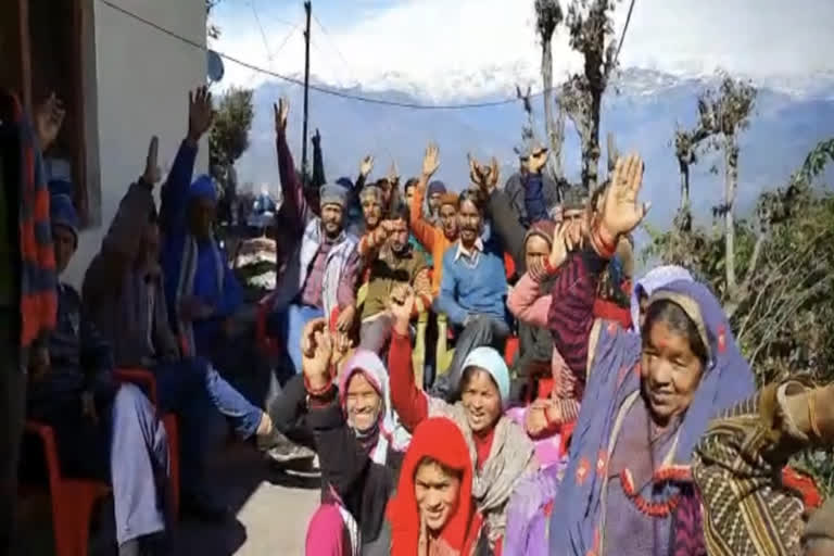 उत्‍तराखंड न्यूज़ कर्णप्रयाग : चुनाव बहिष्कार का ऐलान तीन गांवों ने किया , सड़क नहीं तो वोट नहीं का नारा लगाया
