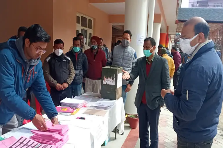 उत्‍तराखंड पौड़ी न्यूज़ : पोस्टल बैलेट से पौड़ी में मतदान शुरू, 3 दिन तक कर्मचारी कर सकेंगे मतदान