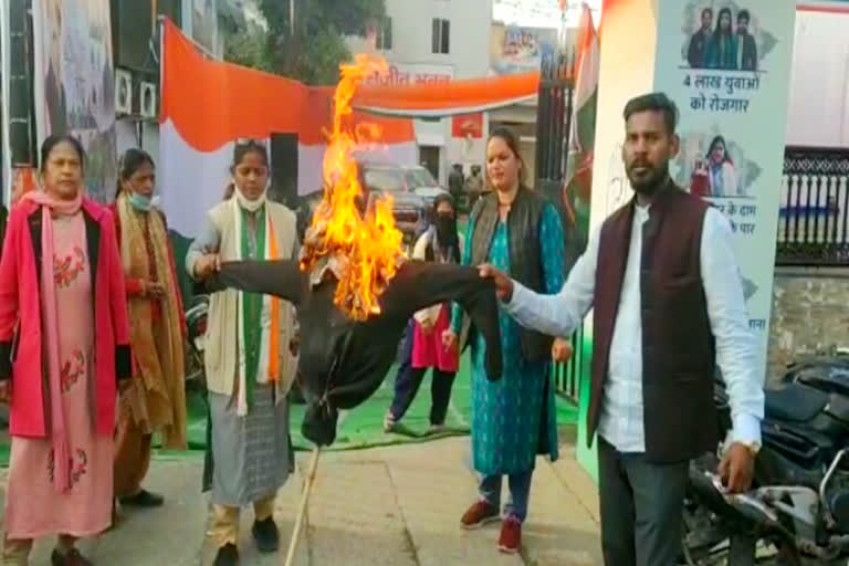 उत्‍तराखंड न्यूज़ : महिला कांग्रेस ने फूंका बंशीधर भगत का पुतला, अभद्र टिप्पणी पर जताया आक्रोश