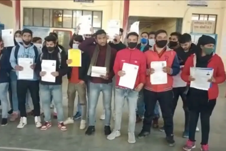 उत्‍तराखंड मसूरी न्यूज़ : मसूरी में एमपीजी कॉलेज छात्र संघ के अध्यक्ष प्रिंस पंवार के नेतृत्व में छात्रों का प्रदर्शन , परिणाम घोषित नहीं होने से नाराज