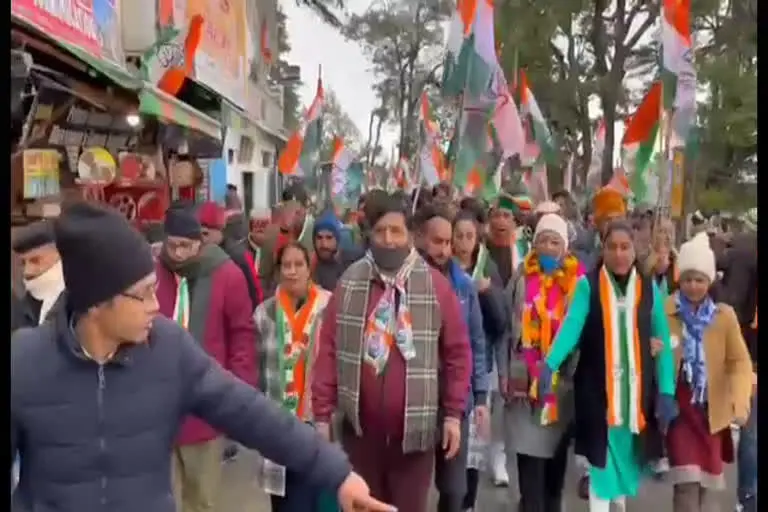 उत्‍तराखंड मसूरी न्यूज़ : गोदावरी थापली ने मसूरी में किया चुनाव प्रचार, 10 साल का हिसाब गणेश जोशी से मांगा