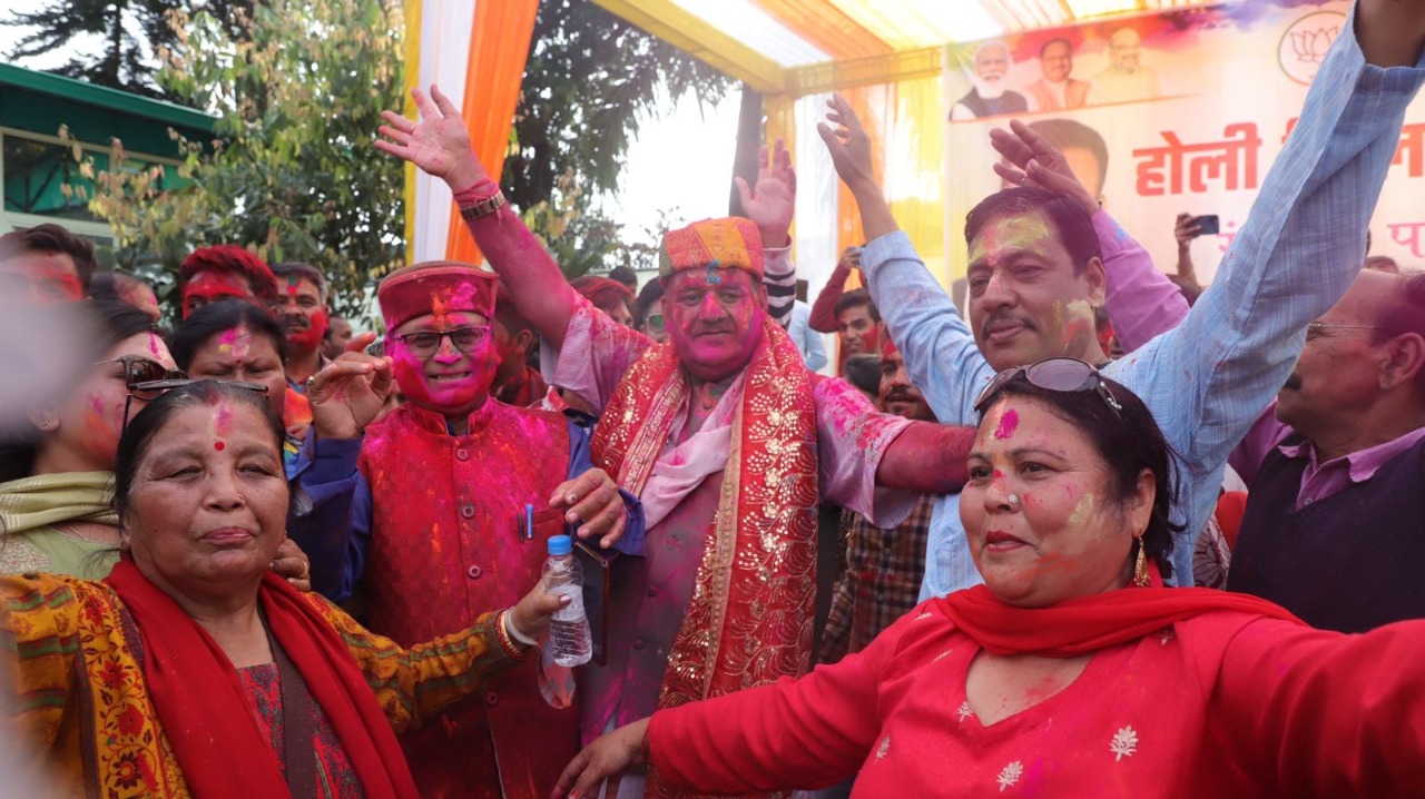 कैबिनेट मंत्री गणेश जोशी के कैम्प कार्यालय में उड़े होली के रंग, कार्यकर्ताओें संग दिन भर खेली होली।