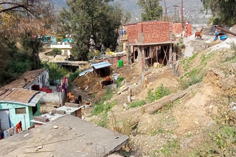 पौड़ी उत्‍तराखंड न्यूज़ : श्रीनगर में डीएम ने सरकारी संपत्ति पर अतिक्रमण को लेकर कड़े निर्देश जारी किए.