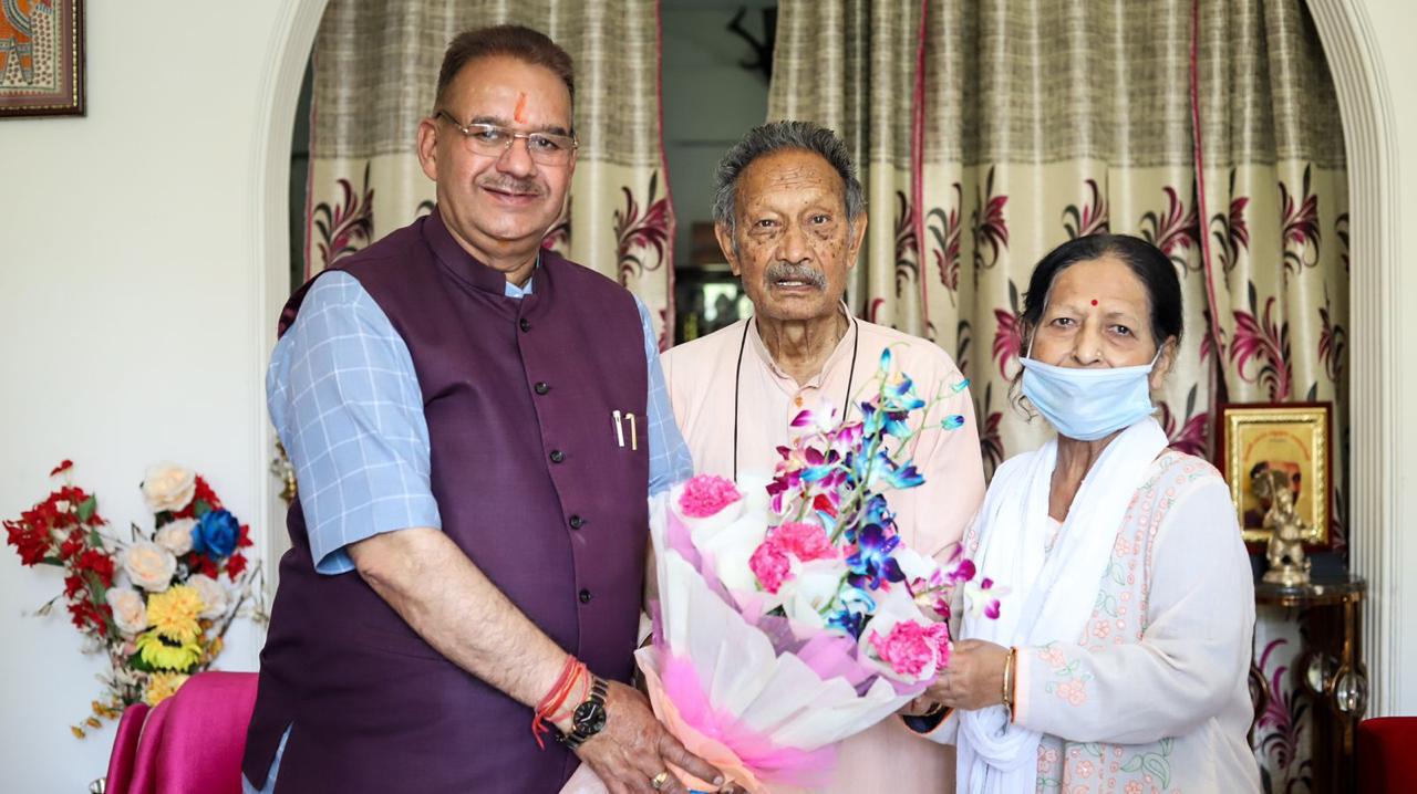 उत्‍तराखंड न्यूज़ : पूर्व मुख्यमंत्री मेजर जनरल भुवन चन्द्र खण्डूरी से भेंट करते कैबिनेट मंत्री गणेश जोशी