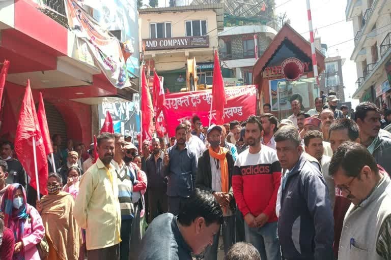 मसूरी उत्‍तराखंड न्यूज़ : केंद्र के खिलाफ मजदूर संघ का प्रदर्शन, राष्ट्रपति को भेजा ज्ञापन बढ़ती महंगाई के खिलाफ