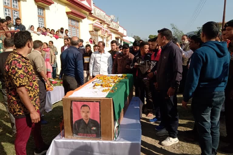 उत्‍तराखंड न्यूज़ : हवलदार सोहन सिंह रावत को सैन्य सम्मान के साथ दी गई अंतिम विदाई, दिल का दौरा पड़ने से हुआ था निधन