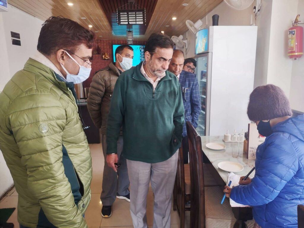 मसूरी उत्‍तराखंड न्यूज़ : मसूरी - प्लास्टिक थैलियों के खिलाफ नगर पालिका ने चलाया अभियान, जुर्माना वसूला