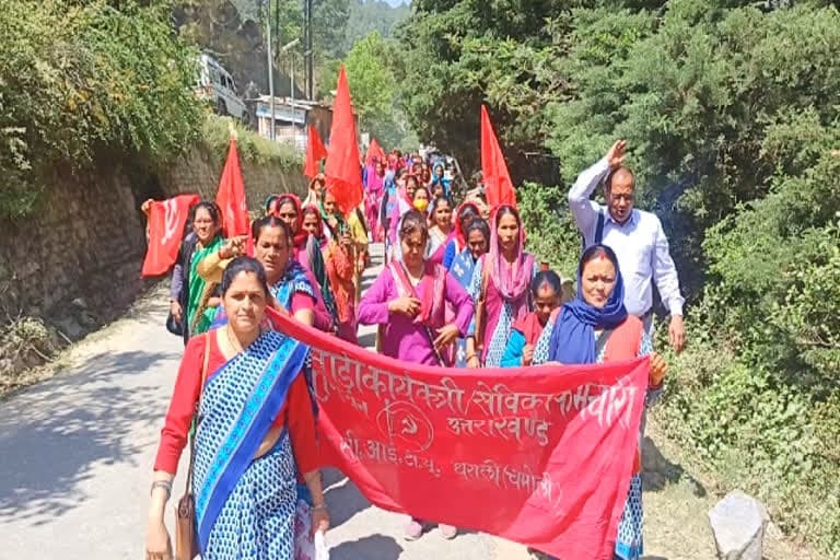 चमोली उत्‍तराखंड न्यूज़ : उत्तराखंड में ट्रेड यूनियन की हड़ताल का असर पड़ रहा है और इसे लेकर आशा कार्यकर्ताओं ने सीएम धामी को चेतावनी दी है.