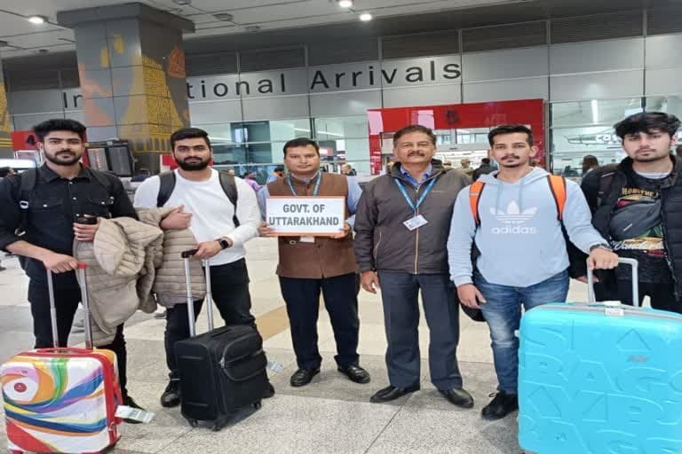 उत्‍तराखंड न्यूज़ : उत्तराखंड के 13 और छात्र यूक्रेन से भारत लौटे, दिल्ली एयरपोर्ट पर हुआ स्वागत