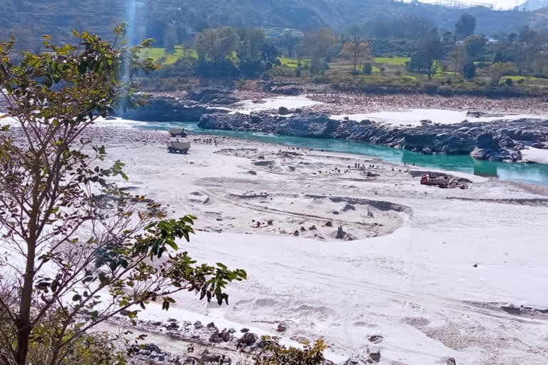 पौड़ी उत्‍तराखंड न्यूज़ : खनन कारोबारी श्रीनगर में अलकनंदा नदी का सीना चीर रहे है , अवैध खनन पर प्रशासन मौन