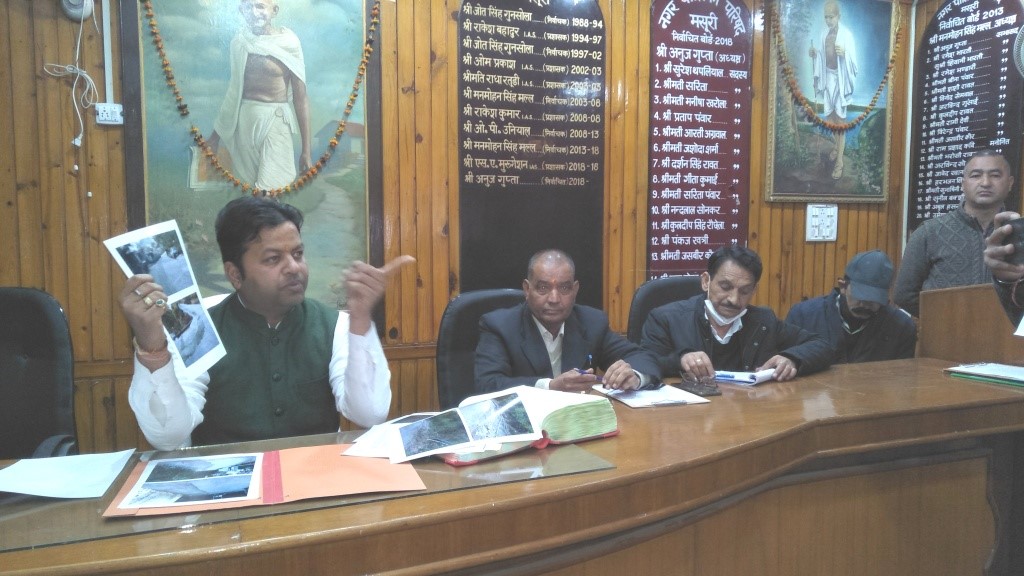मसूरी उत्‍तराखंड न्यूज़ : पेयजल निगम पर मसूरी - नगर अध्यक्ष अनुज गुप्ता बरसे , 31 मार्च तक मॉल रोड बनाने की बात कही.