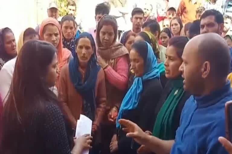 चमोली उत्‍तराखंड न्यूज़ : होली के बाद नहाने को लेकर दमकल कर्मियों व ग्रामीणों के बीच कहासुनी हो गयी और दमकल विभाग के कर्मचारियों पर कार्रवाई की मांग की.