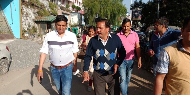 मसूरी उत्‍तराखंड न्यूज़ : पेयजल लाइन डालने का काम मसूरी माल रोड में पूरा हो गया है। 10 अप्रैल तक माल रोड की सड़कों की पूरी तरह मरम्मत कर दी जाएगी।