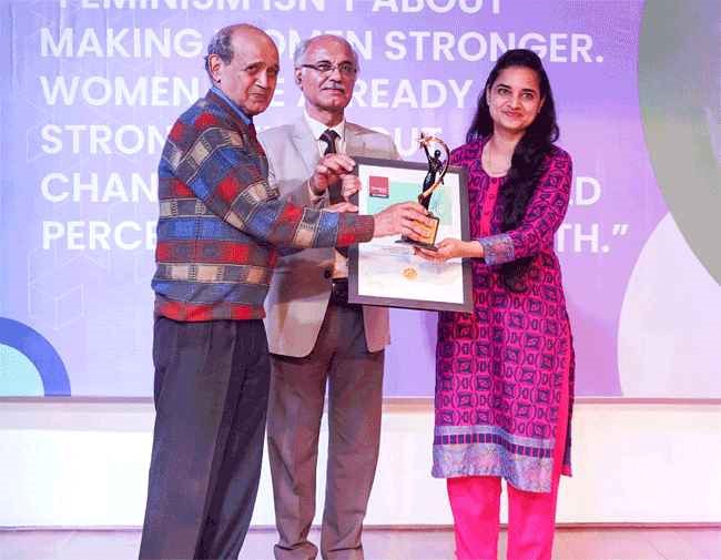 उत्‍तराखंड न्यूज़ : ग्राफिक एरा हिल यूनिवर्सिटी ने विश्व महिला दिवस पर विभिन्न क्षेत्रों में सर्वश्रेष्ठ प्रदर्शन करने वाली महिलाओं को सम्मानित किया।