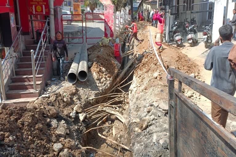 मसूरी उत्‍तराखंड न्यूज़ : परेशानी का सबब मसूरी-यमुना पेयजल योजना बनी , गड्ढों ने बढ़ाई परेशानी, बूंद-बूंद पानी को तरस रहे लोग