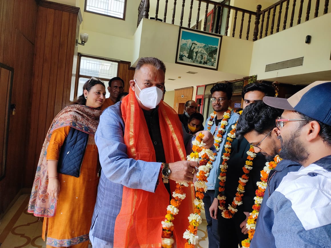 उत्‍तराखंड ब्रेकिंग न्यूज़ : उक्रेन से लौटे उत्तराखण्ड के छात्रों का दिल्ली में स्वागत करते कैबिनेट मंत्री गणेश जोशी।