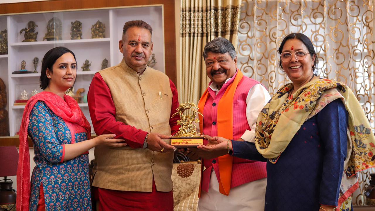 उत्‍तराखंड ब्रेकिंग न्यूज़ : दोपहर भोजन पर कैबिनेट मंत्री गणेश जोशी के आवास पहुंचे राष्ट्रीय महासचिव कैलाश विजयवर्गीय।