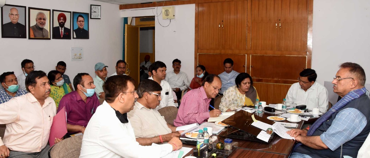 State cabinet minister Ganesh Joshi gave necessary directions to the concerned officers in his assembly room regarding the solution of drinking water supply and sewer problems related to Mussoorie assembly constituency.