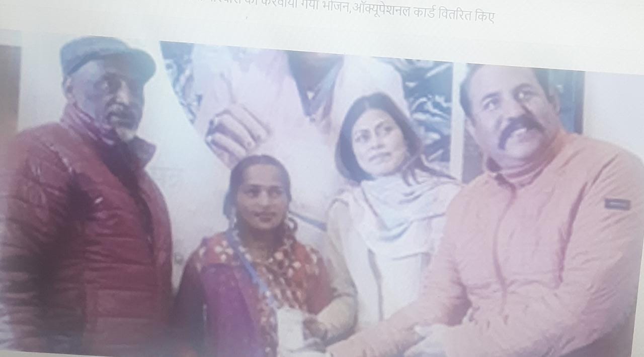 मसूरी उत्‍तराखंड न्यूज़ : कूड़ा बिनने वाले परिवारों को हिलदारी की ओर से करवाया गया भोजन,ऑक्यूपेशनल कार्ड बांटे गए