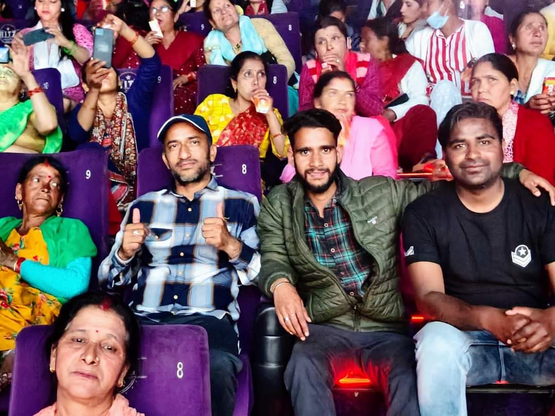 मसूरी उत्‍तराखंड न्यूज़ : क्यारकुली की ग्राम प्रधान कौशल्या रावत ने ग्रामीण महिलाओं को "द कश्मीर फाइल्स" दिखाई ।