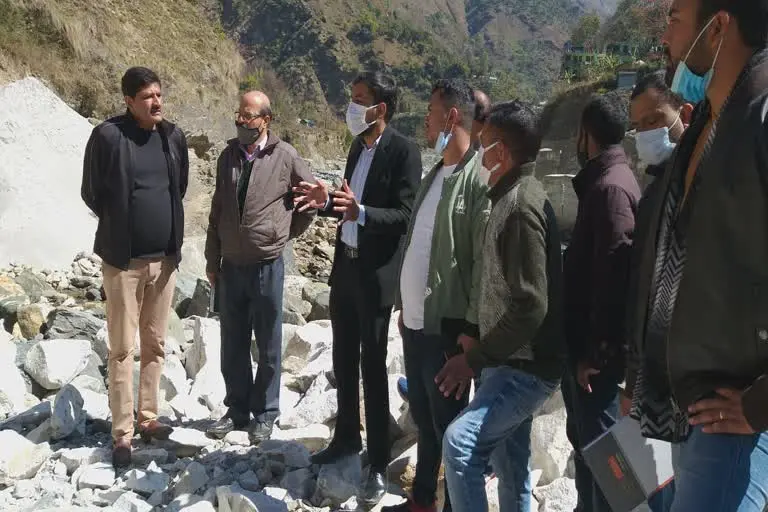 पिथौरागढ़ उत्‍तराखंड न्यूज़ : डीएम ने नेपाल सीमा पर महाकाली नदी के तटबंधों का किया निरीक्षण