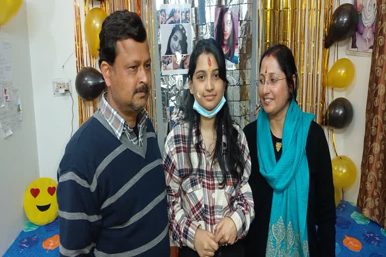 पिथौरागढ़ उत्‍तराखंड न्यूज़ : यूक्रेन से बेटी के सकुशल लौटने के बाद परिवार ने काटा केक, मनाया जश्न