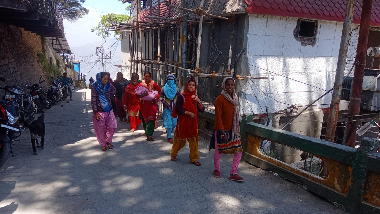 मसूरी उत्‍तराखंड न्यूज़ : बारहकैंची के निवासियों का जल संस्थान पर धरना जारी