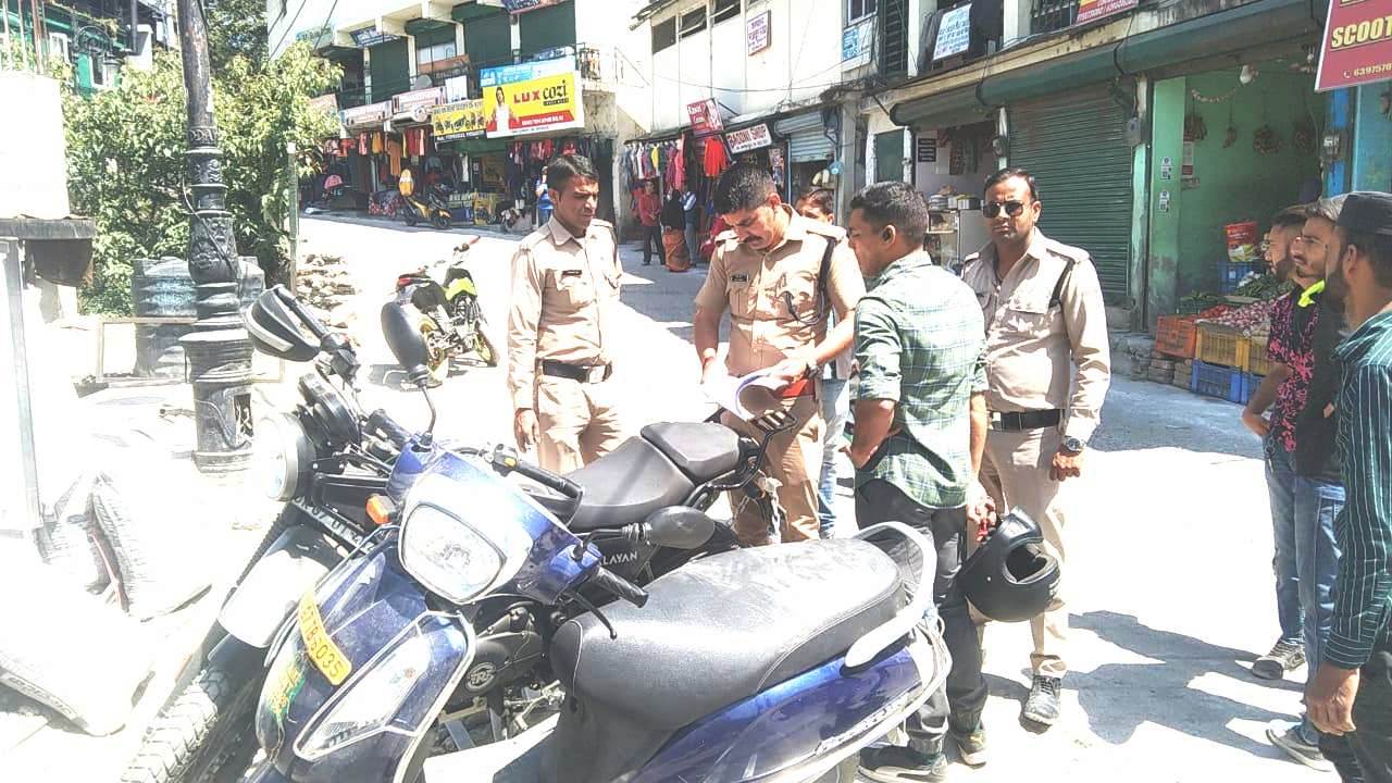 मसूरी उत्तराखंड न्यूज: पुलिस ने अवैध रूप से पार्क किए गए वाहनों और दोपहिया वाहनों को जब्त कर लिया है।