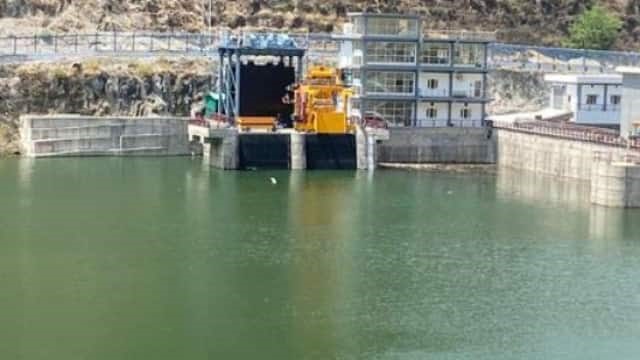 विकासनगर उत्‍तराखंड न्यूज़ : यमुना नदी में पानी की कमी के कारण व्यासी बांध के टर्बाइन में बिजली का उत्पादन नही हो रहा है।