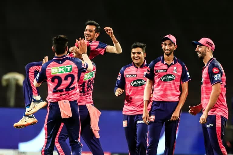 रियान पराग और कप्तान संजू सैमसन की शानदार बल्लेबाजी के दम पर राजस्थान रॉयल्स ने रॉयल चैलेंजर्स बैंगलोर को 29 रन से हराया