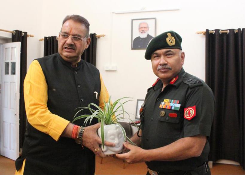 उत्‍तराखंड न्यूज़ : प्रदेश के विभिन्न सैन्य मुद्दों को लेकर जीओसी से वार्ता करते सैनिक कल्याण मंत्री गणेश जोशी