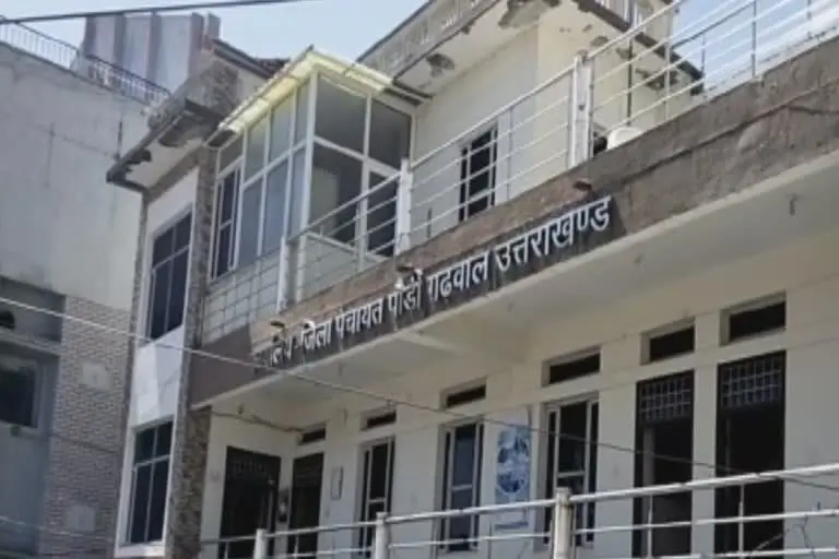 पौड़ी उत्‍तराखंड न्यूज़ : पौड़ी जिला पंचायत के अपर मुख्य अधिकारी पर विवादों के चलते गिरी गाज , निदेशालय से जुड़े