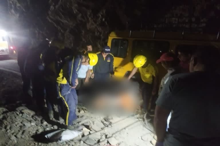 पौड़ी उत्‍तराखंड न्यूज़ : पौड़ी देवप्रयाग मार्ग पर ट्रक गहरी खाई में गिरा, तीन लोगों की मौत