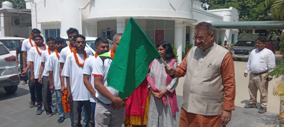 उत्‍तराखंड न्यूज़ देहरादून : कैबिनेट मंत्री गणेश जोशी ने कबड्डी चैंपियनशिप की टीम को हरी झंडी दिखाकर रवाना किया.