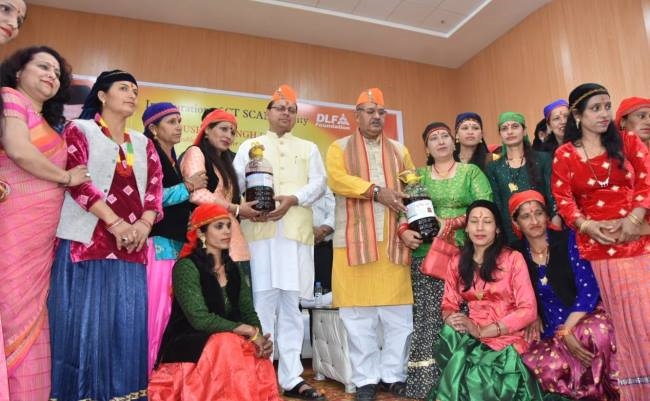मुख्यमंत्री के कार्यक्रम में भट्टा क्यारकुली की ग्रामीण महिलाओं ने पारंपरिक परिधान में आकर ग्राम प्रधान कौशल्या रावत के नेतृत्व में मुख्यमंत्री पुष्कर सिंह धामी से मुलाकात की