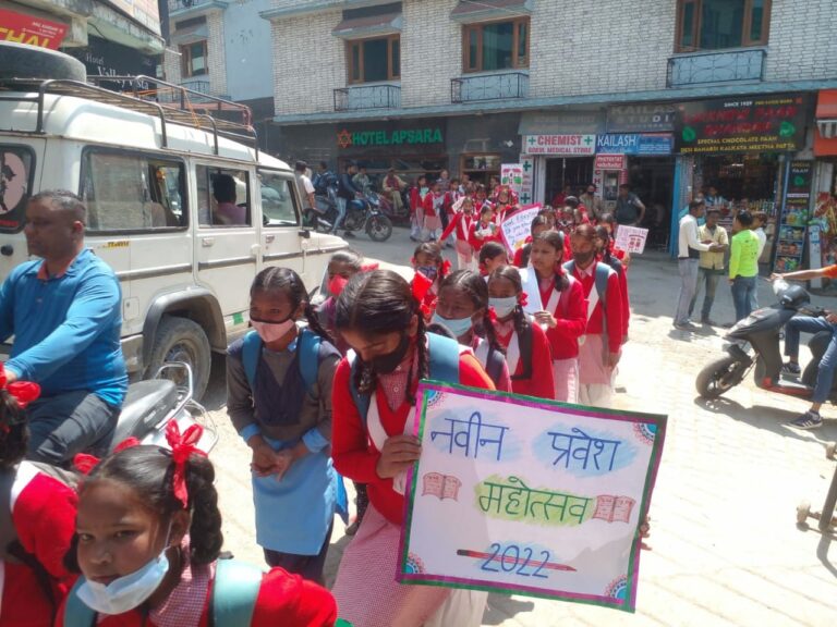 मसूरी उत्‍तराखंड न्यूज़ : मसूरी की लड़कियों ने शिक्षा के प्रति जागरूकता पैदा करने और स्कूलों में प्रवेश के लिए रैली निकाली।