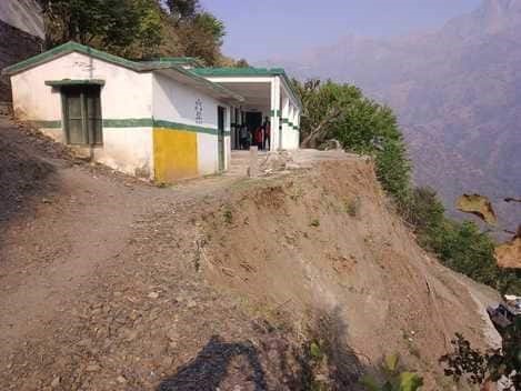 चकराता उत्‍तराखंड न्यूज़ : प्राथमिक विद्यालय चांजोई सड़क निर्माण से भूस्खलन की चपेट में आया