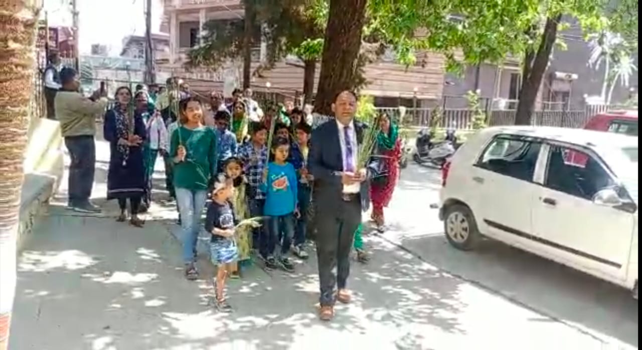 मसूरी उत्‍तराखंड न्यूज़ : विश्व शांति की कामना के साथ मसूरी में पाम संडे धूमधाम से मनाया गया।