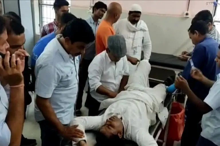 उत्‍तराखंड न्यूज़ : रुद्रपुर में कांग्रेस के एक नेता पर जानलेवा हमले के बाद कांग्रेसियों ने कोतवाली का घेराव किया