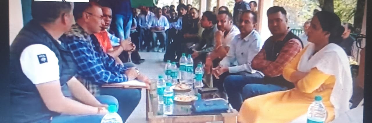 धनोल्टी उत्‍तराखंड न्यूज़ : एसडीएम धनोल्टी लक्ष्मी राज चौहान ने टिहरी जिला पंचायत जल संस्‍थान पीडब्लूडी के अधिकारियो के साथ बैठक की