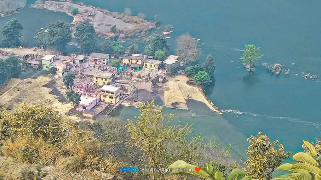 टिहरी उत्‍तराखंड न्यूज़ : यादों में रहेगा 'लोहारी' गांव , कुछ ही समय बाद व्यासी बांध में अपना गांव मिलने के डर से लोग तड़पने लगे