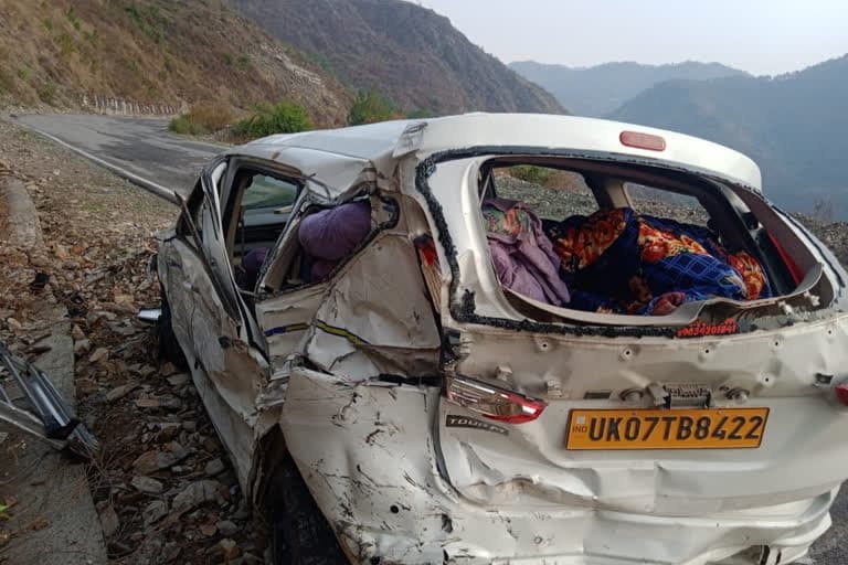पौड़ी गढ़वाल उत्‍तराखंड न्यूज़ : कार चालक की सड़क हादसे में मृत्यु , चार गंभीर रूप से घायल