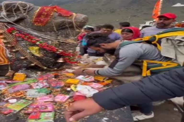 उत्‍तराखंड न्यूज़ : केदारनाथ में कुत्ते के पंजों से नंदी की मूर्ति को छूने वाले YouTuber पर होगी कानूनी कार्रवाई