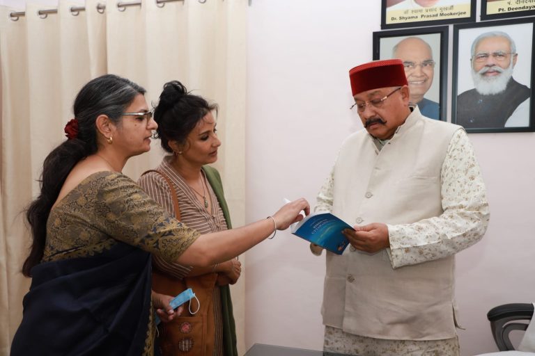 उत्‍तराखंड न्यूज़ : “उत्तराखंड के पक्षी” पुस्तक का विमोचन महाराज ने किया