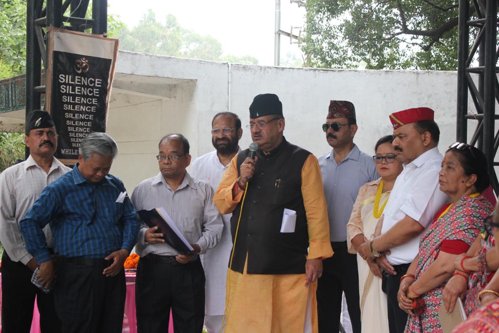 उत्‍तराखंड न्यूज़ : आजाद हिंद फौज के वीर जवान कैप्टन दल बहादुर थापा को श्रृद्वांजली देते कैबिनेट मंत्री गणेश जोशी।
