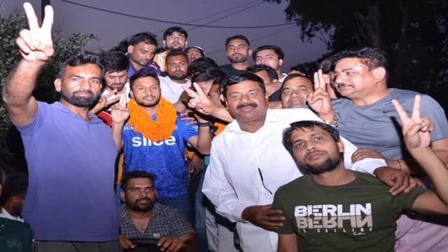 उत्‍तराखंड न्यूज़ : मुंबई इंडियंस के खिलाड़ी आकाश मधवाल रविवार देर शाम रुड़की पहुंचे , शहरवासियों ने उनका ढोल-नगाड़ों से जोरदार स्वागत किया
