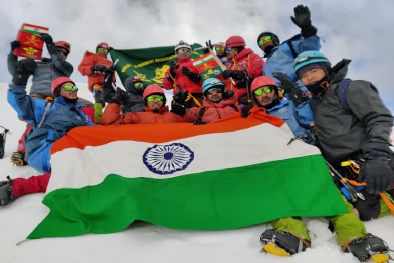 उत्‍तराखंड न्यूज़ : कुमाऊं और नागा रेजिमेंट के सैनिकों ने एक रात में 30 किलोमीटर की यात्रा करके दुर्गाकोट पहाड़ी पर विजय प्राप्त की।