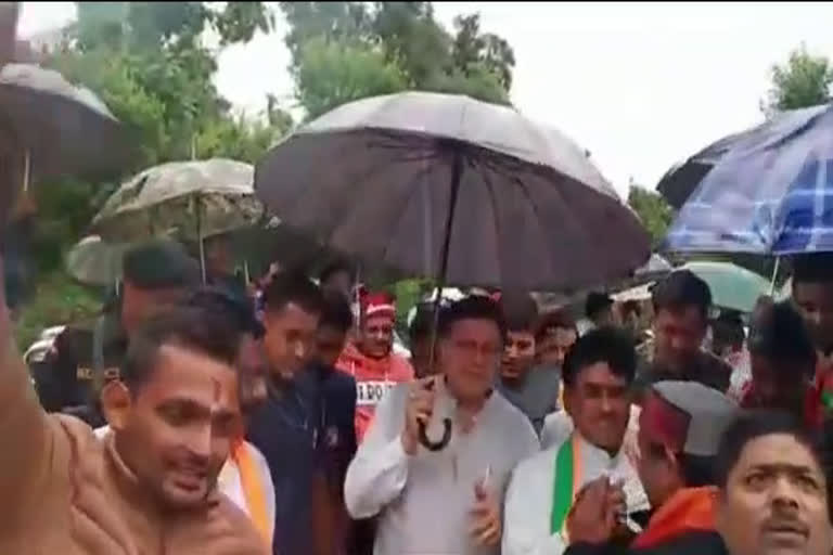 चंपावत उत्‍तराखंड न्यूज़ : सीएम धामी बारिश के बीच चंपावत पहुंचे , चुनावी रैली को नरियार गांव में संबोधित किया