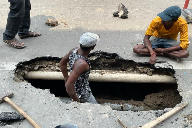 हरिद्वार उत्‍तराखंड न्यूज़ : कुंभ के दौरान बनी मुख्य सड़क धराशायी, बड़ा हादसा टला
